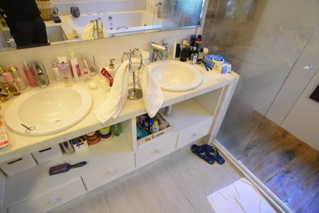 Casa de condomínio à venda com 675m², 4 quartos e 4 vagasBanheiro da Suíte 2