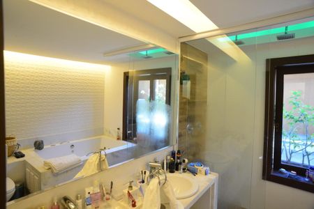 Casa de condomínio à venda com 675m², 4 quartos e 4 vagasBanheiro da Suíte 2