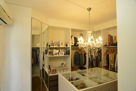 Casa de condomínio à venda com 675m², 4 quartos e 4 vagasCloset da Suíte 2