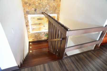 Casa de condomínio à venda com 675m², 4 quartos e 4 vagasEscada 