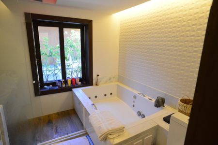 Casa de condomínio à venda com 675m², 4 quartos e 4 vagasBanheiro da Suíte 2