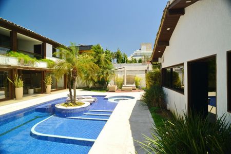 Casa de condomínio à venda com 675m², 4 quartos e 4 vagasÁrea comum - Piscina