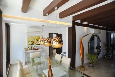 Casa de condomínio à venda com 675m², 4 quartos e 4 vagasSala