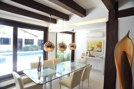 Casa de condomínio à venda com 675m², 4 quartos e 4 vagasSala