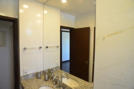 Casa de condomínio à venda com 675m², 4 quartos e 4 vagasBanheiro da Suíte 3