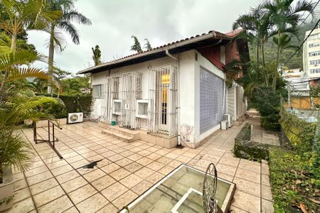 Casa à venda com 400m², 6 quartos e 2 vagas Casa à venda com 400m², 6 quartos e 2 vagasÁrea Externa