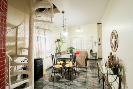 Casa à venda com 220m², 4 quartos e 3 vagasSala