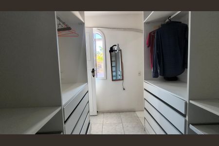 Casa de condomínio à venda com 231m², 3 quartos e 4 vagasCloset da Suíte