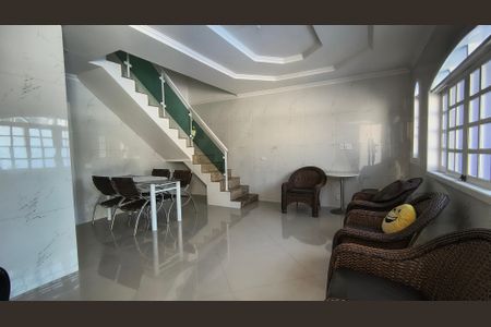 Casa de condomínio à venda com 231m², 3 quartos e 4 vagasSala