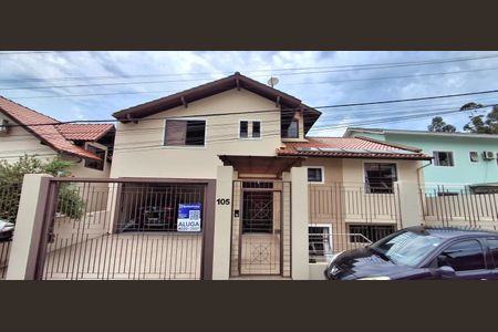 Casa para alugar com 396m², 5 quartos e 4 vagas Casa para alugar com 396m², 5 quartos e 4 vagasFachada