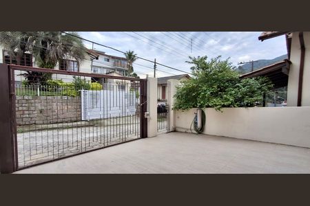 Casa para alugar com 396m², 5 quartos e 4 vagas Casa para alugar com 396m², 5 quartos e 4 vagasGaragem