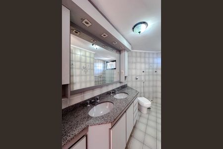 Apartamento à venda com 140m², 3 quartos e 2 vagas Apartamento à venda com 140m², 3 quartos e 2 vagasBanheiro da Suíte