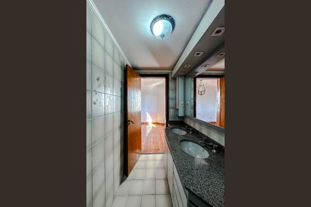 Apartamento à venda com 140m², 3 quartos e 2 vagas Apartamento à venda com 140m², 3 quartos e 2 vagasBanheiro da Suíte