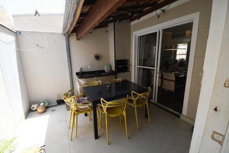 Casa de condomínio à venda com 100m², 3 quartos e 2 vagasVaranda