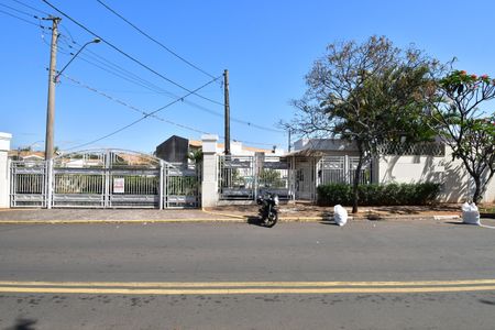 Casa de condomínio à venda com 100m², 3 quartos e 2 vagasFachada e portaria