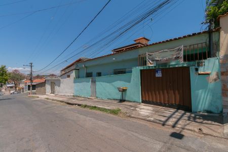 Casa à venda com 269m², 5 quartos e 3 vagasFachada