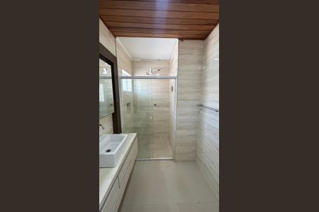 Casa à venda com 229m², 3 quartos e 6 vagasBanheiro da Suíte 1