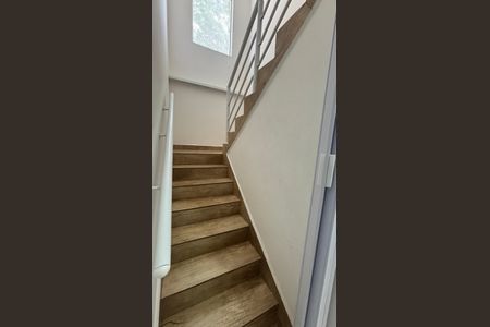 Escada de casa para alugar com 3 quartos, 229m² em Vila Alpina, Santo André