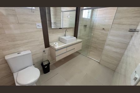 Casa à venda com 229m², 3 quartos e 6 vagasBanheiro da Suíte 1