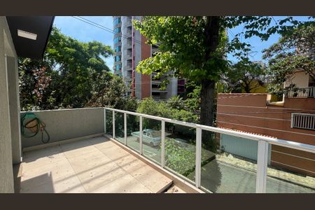 Casa à venda com 229m², 3 quartos e 6 vagasSuíte 3 Varanda