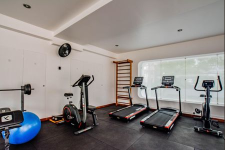 Apartamento à venda com 192m², 3 quartos e 2 vagas Apartamento à venda com 192m², 3 quartos e 2 vagasÁrea comum - Academia