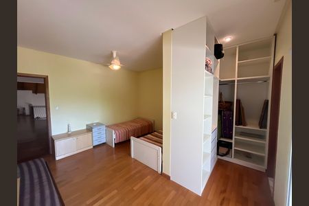 Casa à venda com 700m², 6 quartos e 2 vagas Casa à venda com 700m², 6 quartos e 2 vagasQuarto 3