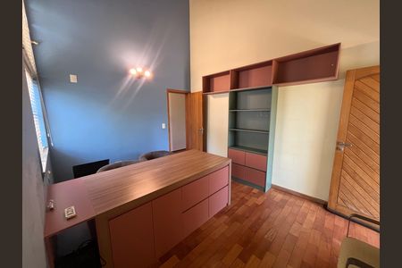 Casa à venda com 700m², 6 quartos e 2 vagas Casa à venda com 700m², 6 quartos e 2 vagasEscritorio 1