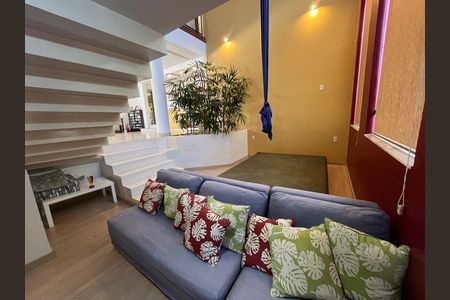 Casa à venda com 700m², 6 quartos e 2 vagas Casa à venda com 700m², 6 quartos e 2 vagasHall da escada