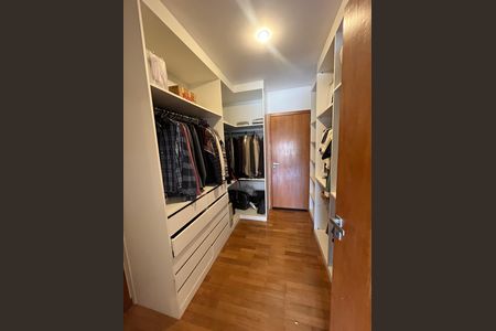 Casa à venda com 700m², 6 quartos e 2 vagas Casa à venda com 700m², 6 quartos e 2 vagasCloset quarto 1