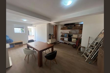 Casa à venda com 700m², 6 quartos e 2 vagas Casa à venda com 700m², 6 quartos e 2 vagasArea externa fundos
