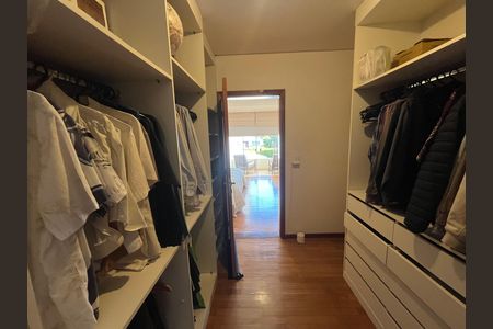 Casa à venda com 700m², 6 quartos e 2 vagas Casa à venda com 700m², 6 quartos e 2 vagasCloset quarto 1