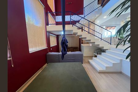 Casa à venda com 700m², 6 quartos e 2 vagas Casa à venda com 700m², 6 quartos e 2 vagasHall da escada