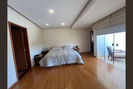 Casa à venda com 700m², 6 quartos e 2 vagas Casa à venda com 700m², 6 quartos e 2 vagasQuarto 1