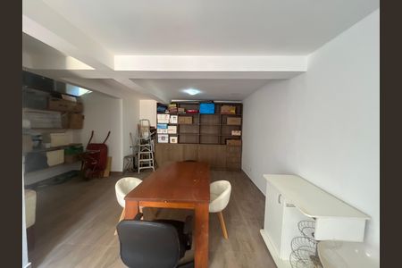 Casa à venda com 700m², 6 quartos e 2 vagas Casa à venda com 700m², 6 quartos e 2 vagasArea externa fundos