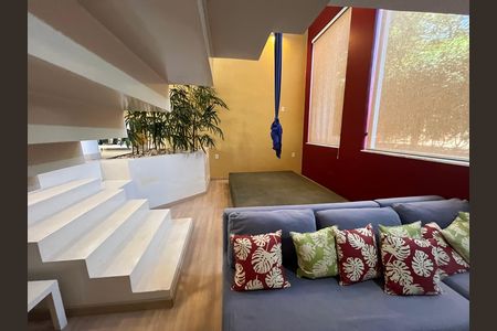 Casa à venda com 700m², 6 quartos e 2 vagas Casa à venda com 700m², 6 quartos e 2 vagasHall da escada