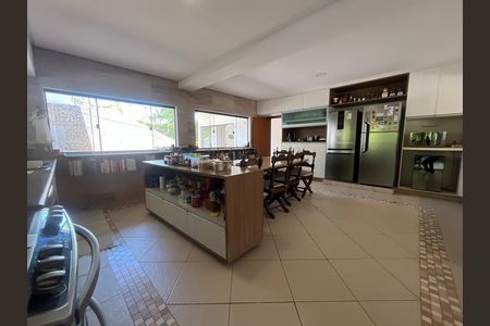 Casa à venda com 700m², 6 quartos e 2 vagas Casa à venda com 700m², 6 quartos e 2 vagasCozinha