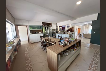 Casa à venda com 700m², 6 quartos e 2 vagas Casa à venda com 700m², 6 quartos e 2 vagasCozinha