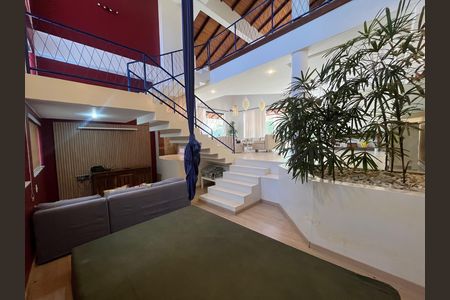 Casa à venda com 700m², 6 quartos e 2 vagas Casa à venda com 700m², 6 quartos e 2 vagasHall da escada