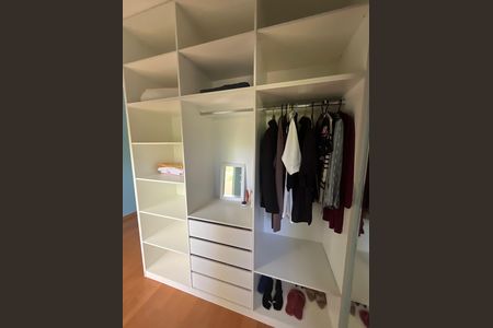 Casa à venda com 700m², 6 quartos e 2 vagas Casa à venda com 700m², 6 quartos e 2 vagasQuarto 4