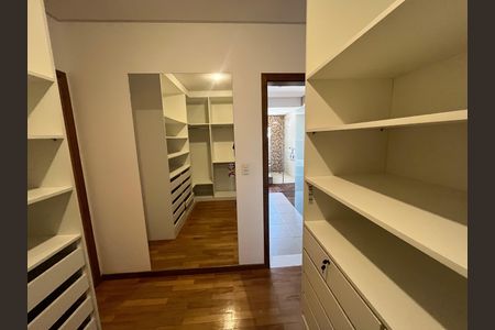 Casa à venda com 700m², 6 quartos e 2 vagas Casa à venda com 700m², 6 quartos e 2 vagasCloset quarto 1