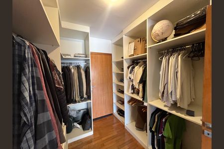Casa à venda com 700m², 6 quartos e 2 vagas Casa à venda com 700m², 6 quartos e 2 vagasCloset quarto 1