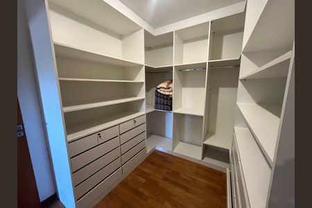 Casa à venda com 700m², 6 quartos e 2 vagas Casa à venda com 700m², 6 quartos e 2 vagasCloset quarto 1