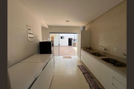 Casa à venda com 700m², 6 quartos e 2 vagas Casa à venda com 700m², 6 quartos e 2 vagaslavanderia