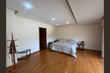 Casa à venda com 700m², 6 quartos e 2 vagas Casa à venda com 700m², 6 quartos e 2 vagasQuarto 1