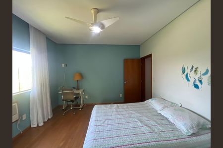 Casa à venda com 700m², 6 quartos e 2 vagas Casa à venda com 700m², 6 quartos e 2 vagasQuarto 4