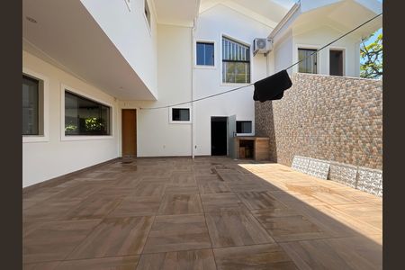 Casa à venda com 700m², 6 quartos e 2 vagas Casa à venda com 700m², 6 quartos e 2 vagasArea externa fundos