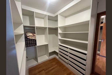 Casa à venda com 700m², 6 quartos e 2 vagas Casa à venda com 700m², 6 quartos e 2 vagasCloset quarto 1