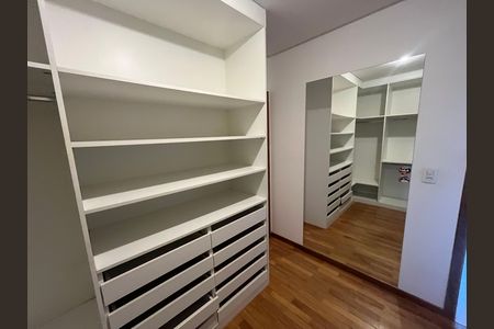 Casa à venda com 700m², 6 quartos e 2 vagas Casa à venda com 700m², 6 quartos e 2 vagasCloset quarto 1