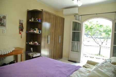 Casa à venda com 200m², 4 quartos e 2 vagasSuíte