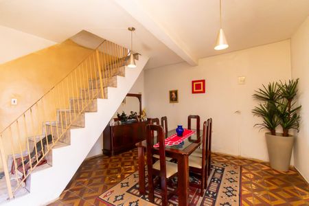 Casa à venda com 200m², 6 quartos e 1 vaga Casa à venda com 200m², 6 quartos e 1 vagaCasa 2 - Sala